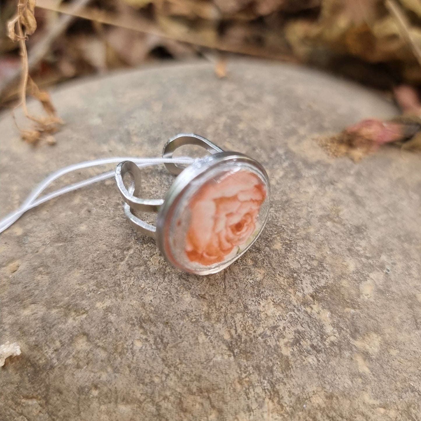 Anillo con trozo rescatado de cerámica chilena Fanaloza