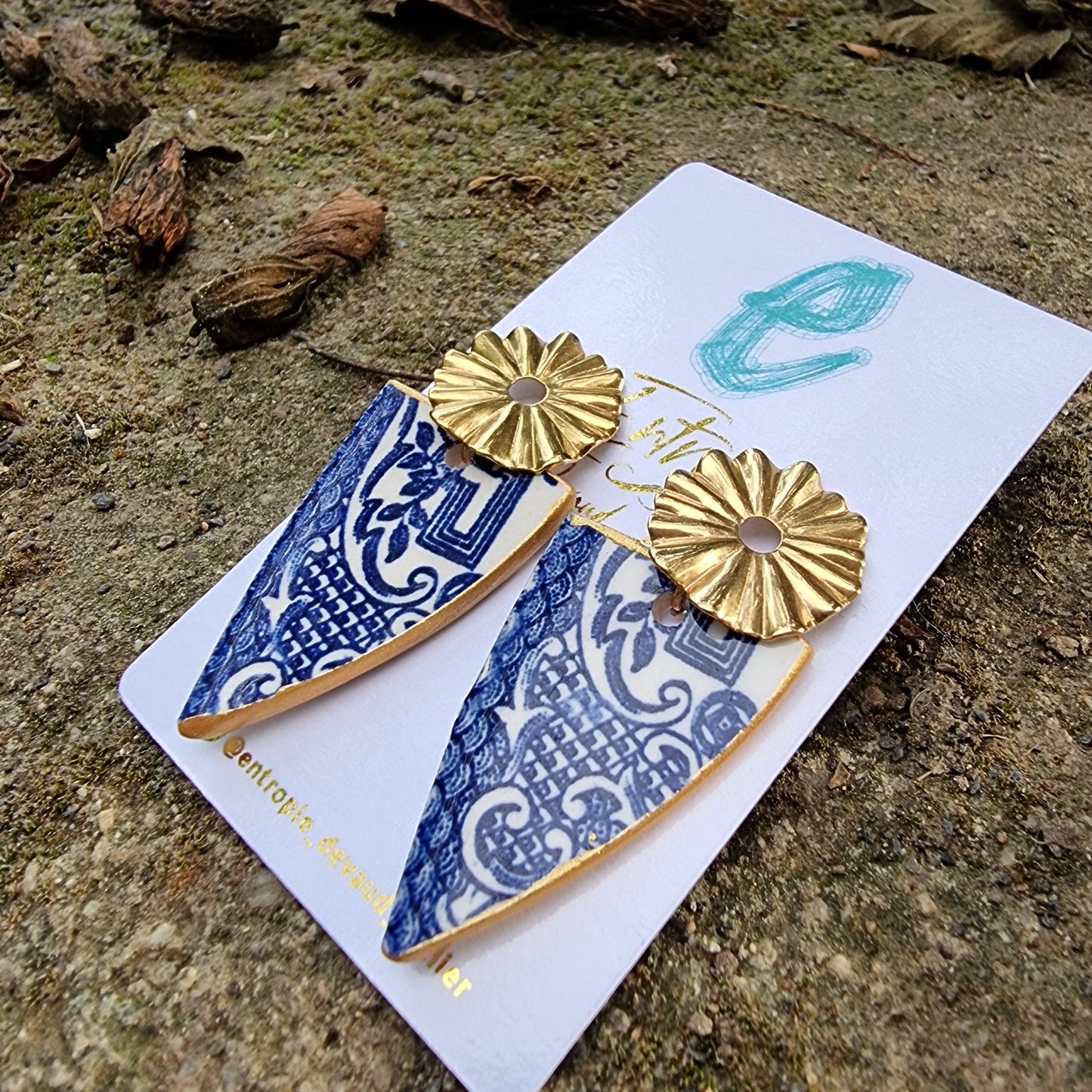 Aros hechos con trozos triangulares de cerámica Blue Willow