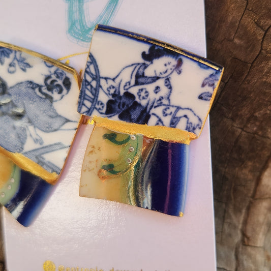 Aros hechos con trozos reutilizados de dos porcelanas, usando técnica de restauración kintsugi