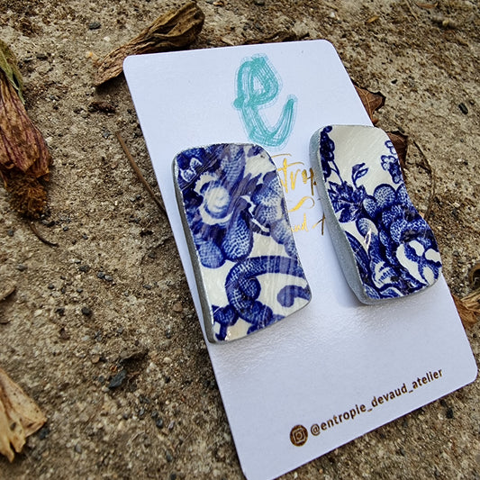 Aros stud, cerámica chilena con diseños florales azules.