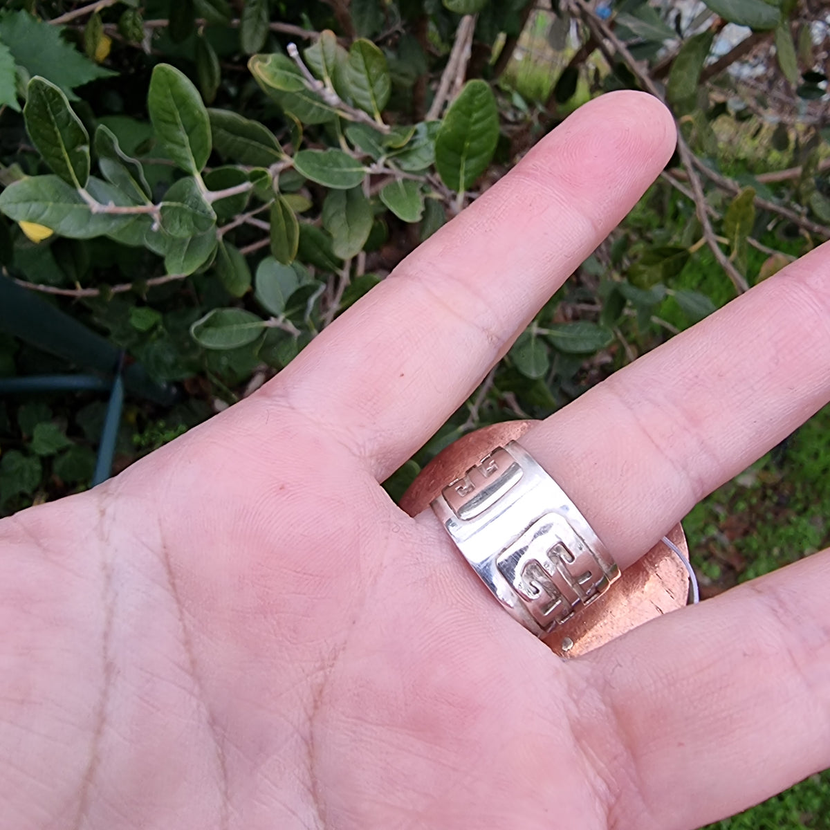 Anillo de cobre y plata, cerámica jasperware