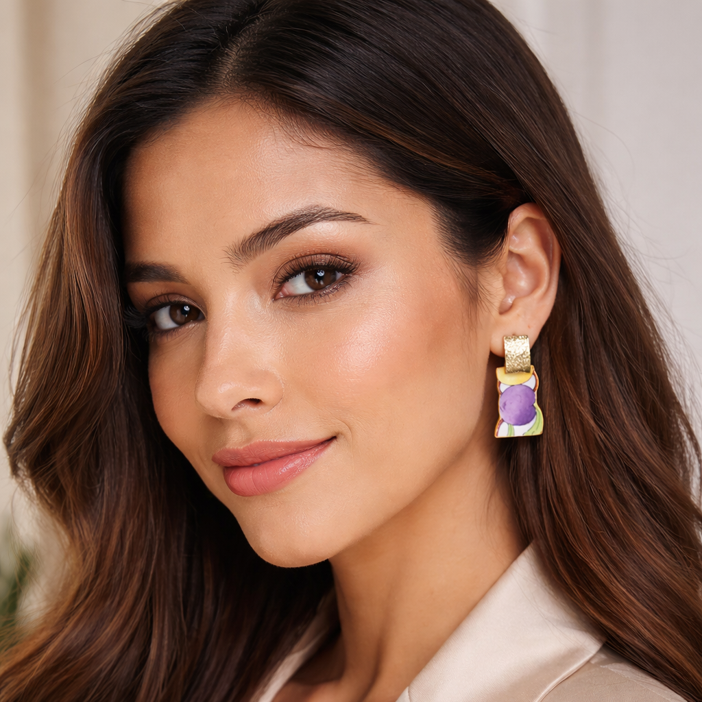 Aros hechos con trozos rescatados, de porcelana inglesa, con diseños frutales.