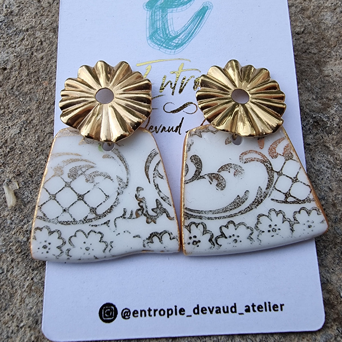 Aros porcelana diseño dorado