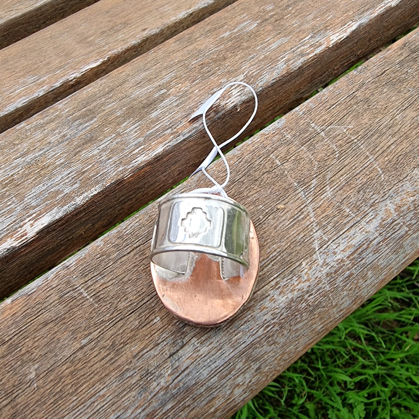 Anillo ovalado, con diseño campestre