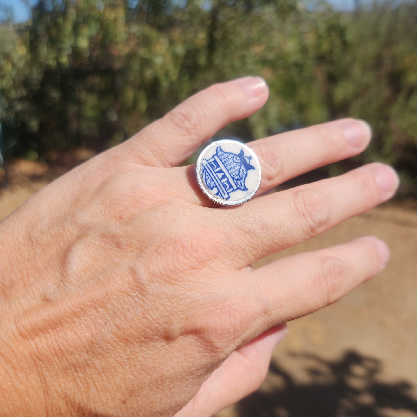 Anillo porcelana inglesa Blue Willow, ilustración edificio oriental.