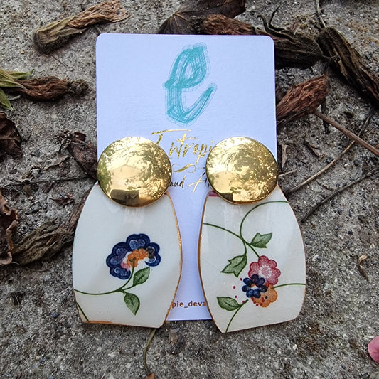 Aretes con forma alargada, cerámica inglesa con flores de colores y ganchos redondos.