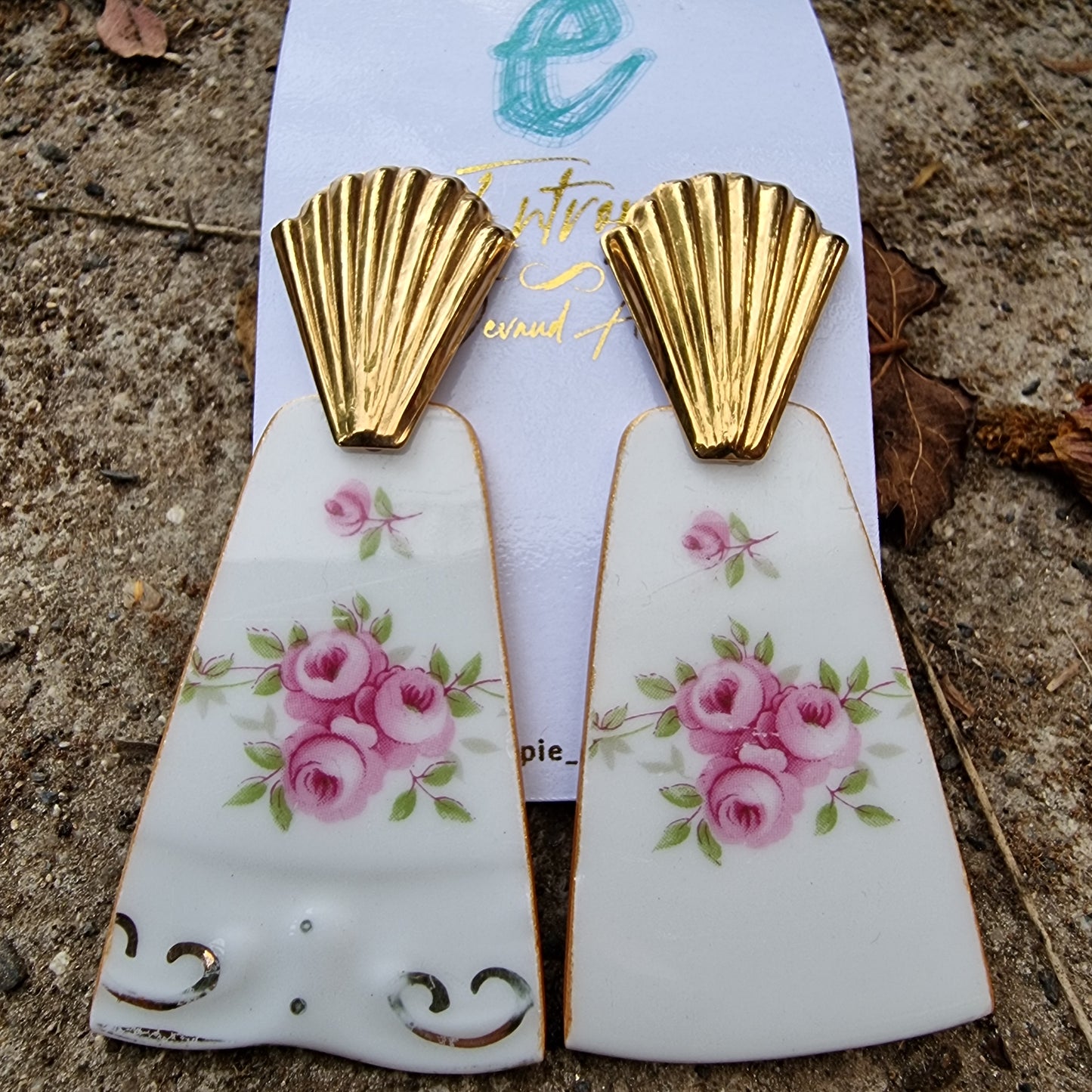 Aros largos con trozos de porcelana inglesa, diseño buquet floral, en forma trapezoide.