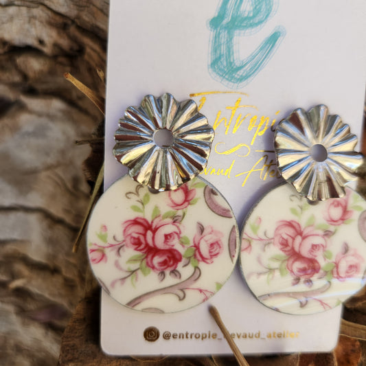 Aros hechos con trozos de porcelana inglesa, reutilizada, con pequeñas rosas.