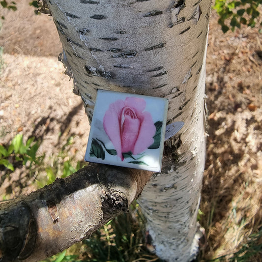 Anillo cuadrado, con trozo de porcelana rescatada, ilustrado con rosa rosada.