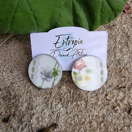 Aros stud, porcelana de origen inglés con suaves diseños florales.