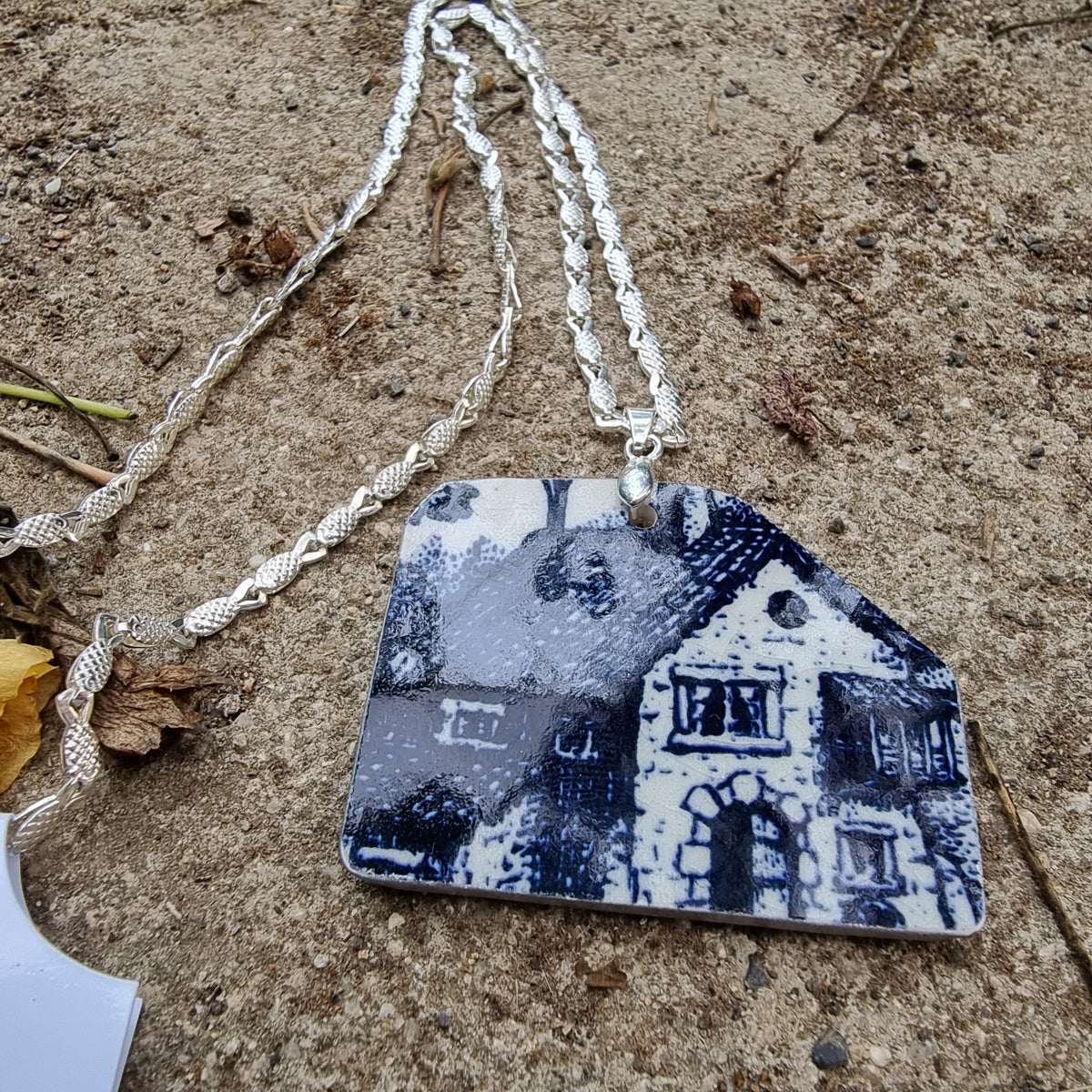Collar con colgante grande, casa cerámica Lozapenco
