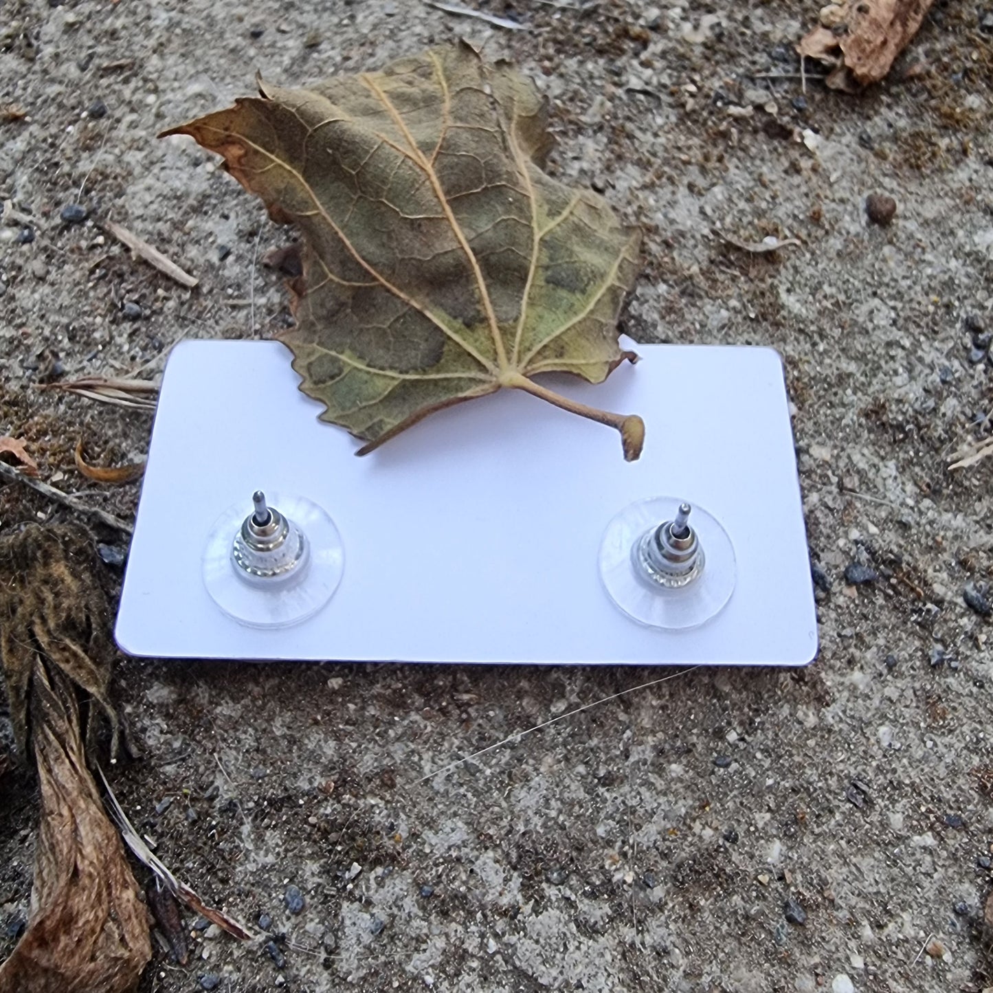 Aros stud, hechos con cerámica chilena diseño azul y blanco, encapsulada.