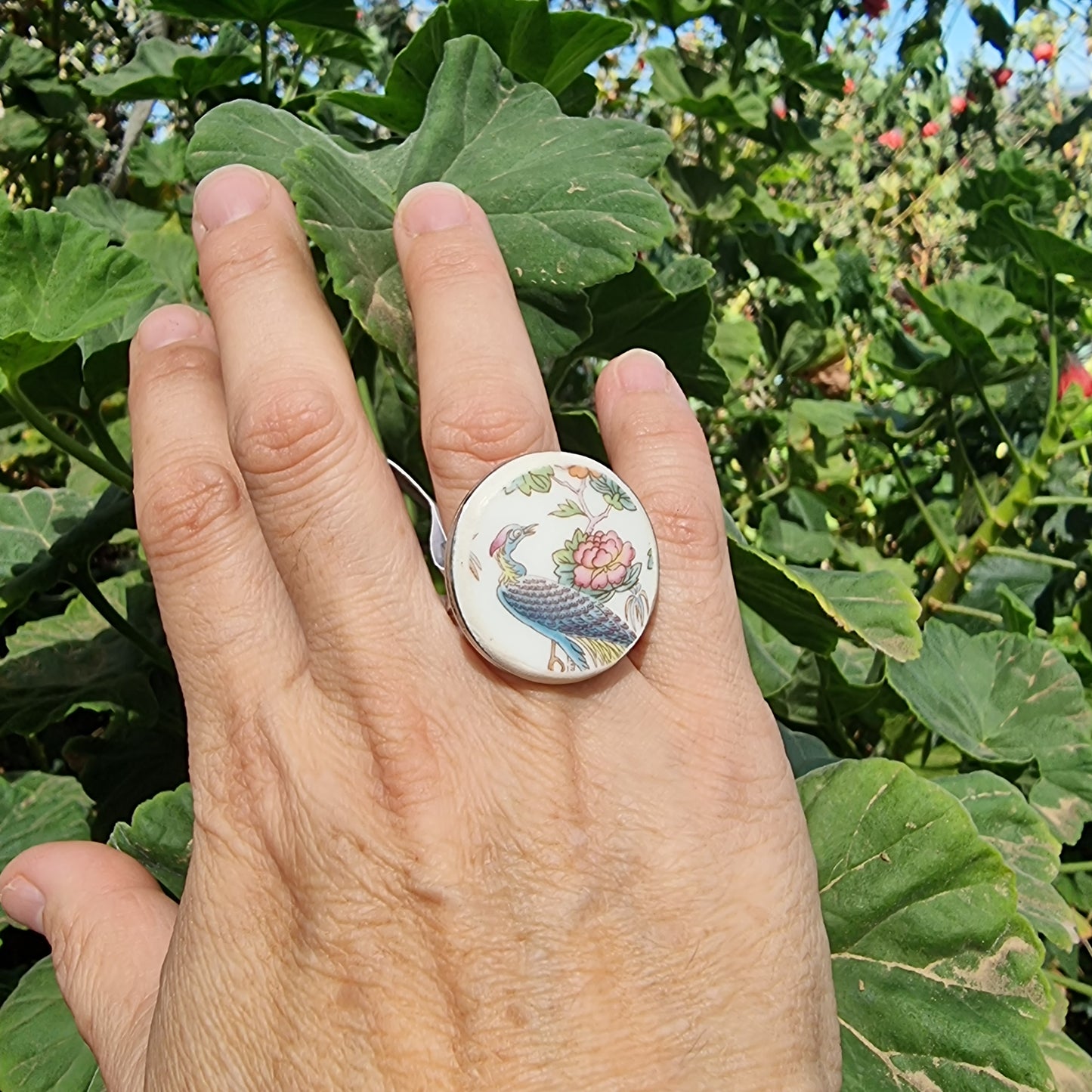 Anillo con base de acero, hecho con trozo de porcelana inglesa, con ilustración de ave.