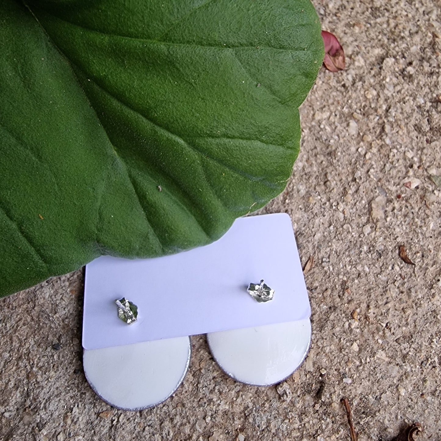 Aros stud, porcelana de origen inglés con suaves diseños florales.