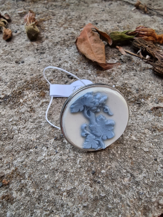 Anillo con trozo de cerámica jasperware, relieves celestes.