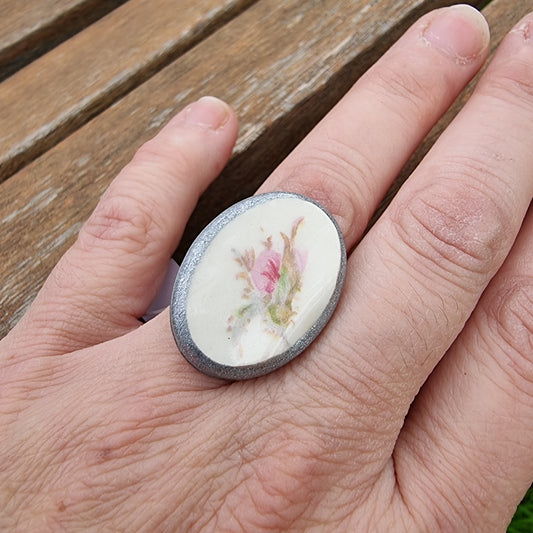 Anillo ovalado, rosa en el centro