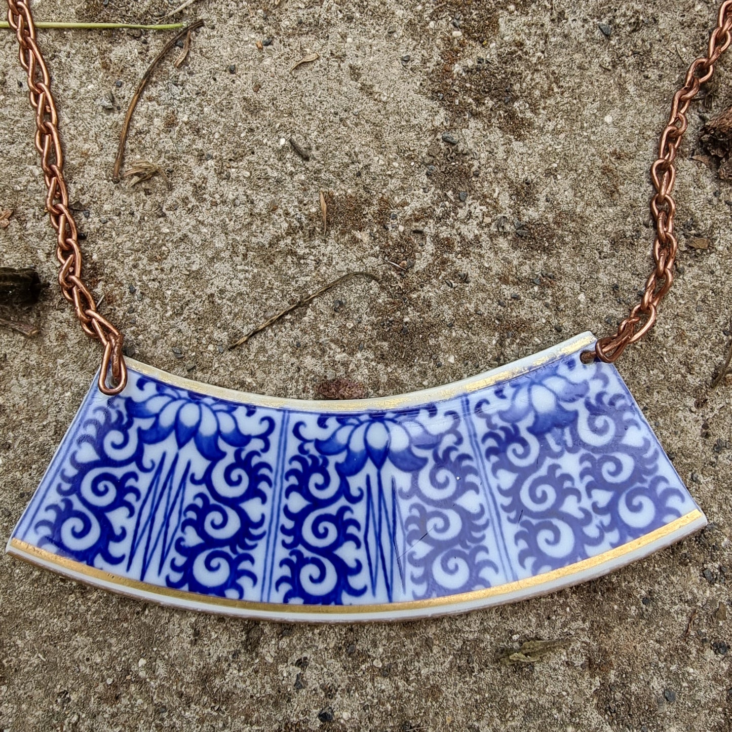 Collar con cadena de cobre, trozo geométrico tipo pechera de porcelana rescatada.