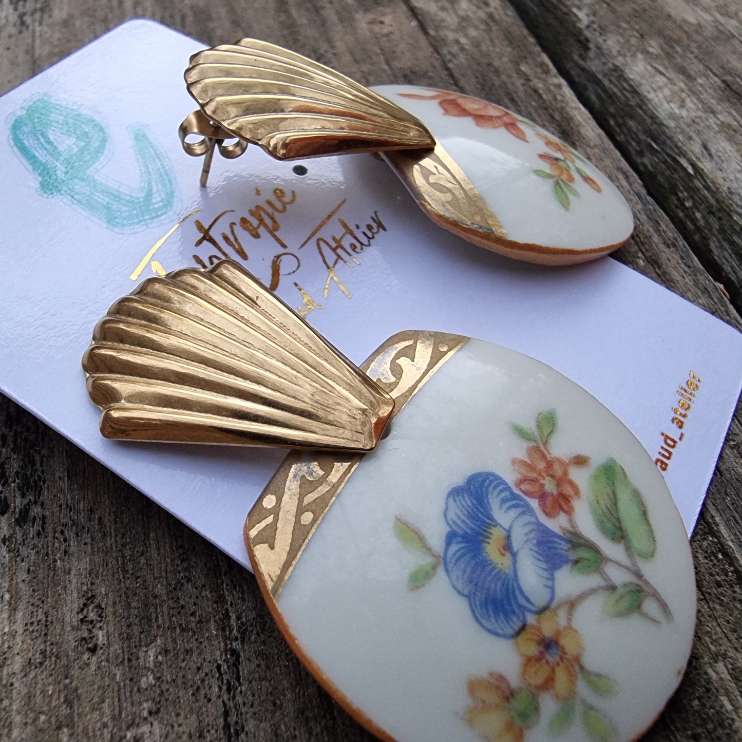Aros de forma semi redonda, diseño de diderentes flores.
