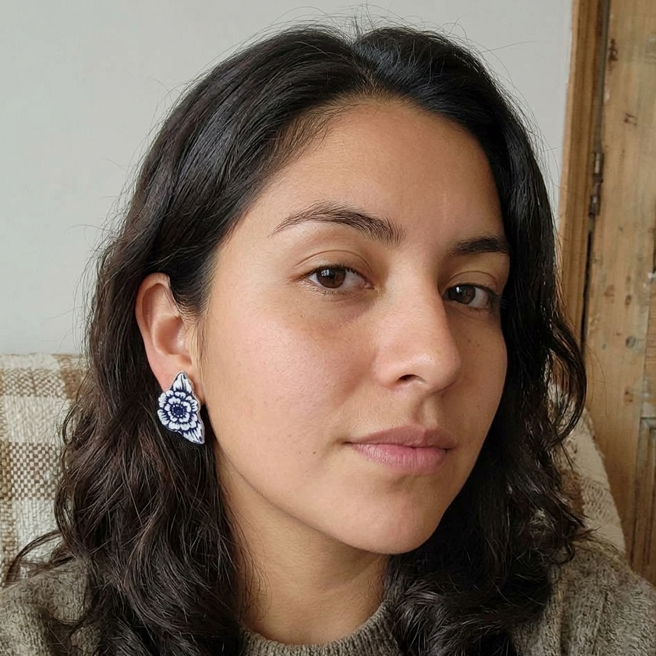 Aretes stud, con flor azul Lozapenco, bordes plateados