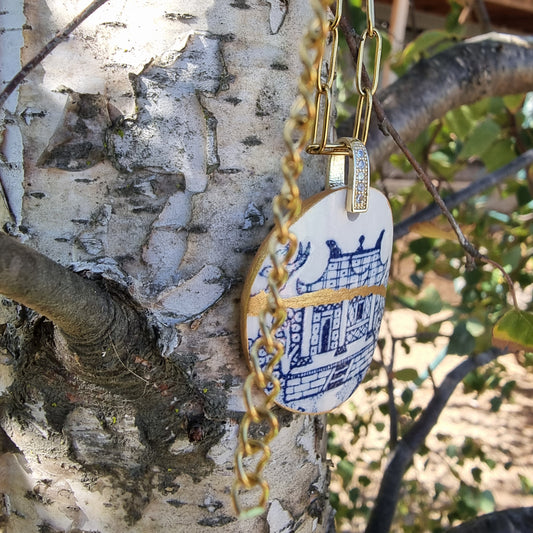 Collar con cadena de acero, hecho con trozo de cerámica inglesa, rescatada, unida con técnica kintsugi.