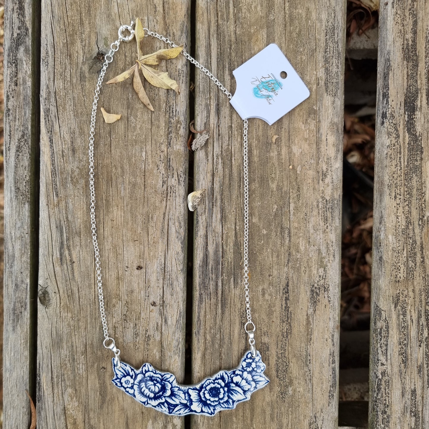 Collar extendido, hecho con cerámica de Lozapenco y cadena de plata.