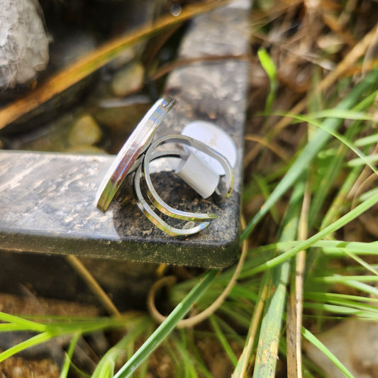Anillo redondo, con trozo de porcelana rescatada desde vajilla inglesa.
