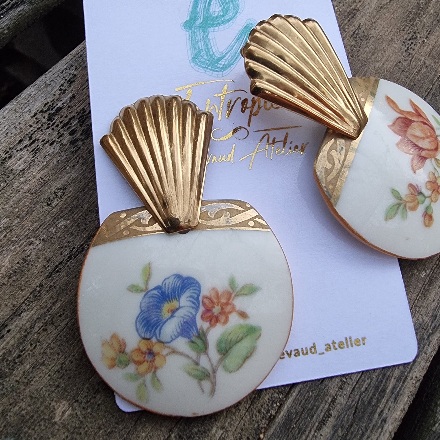 Aros de forma semi redonda, diseño de diderentes flores.