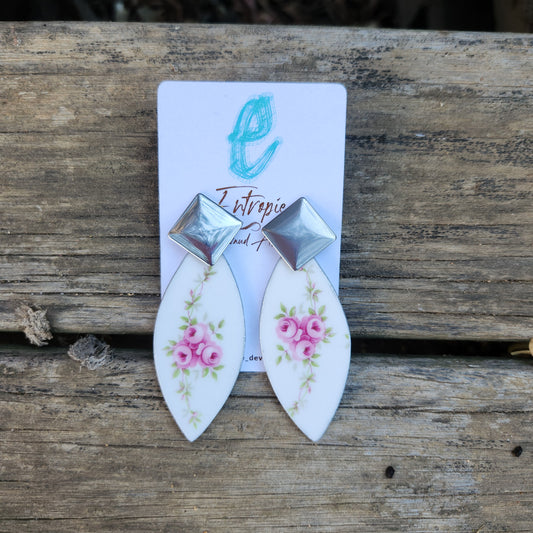 Aros hechos con trozos reutilizados de porcelana inglesa, en forma de gota