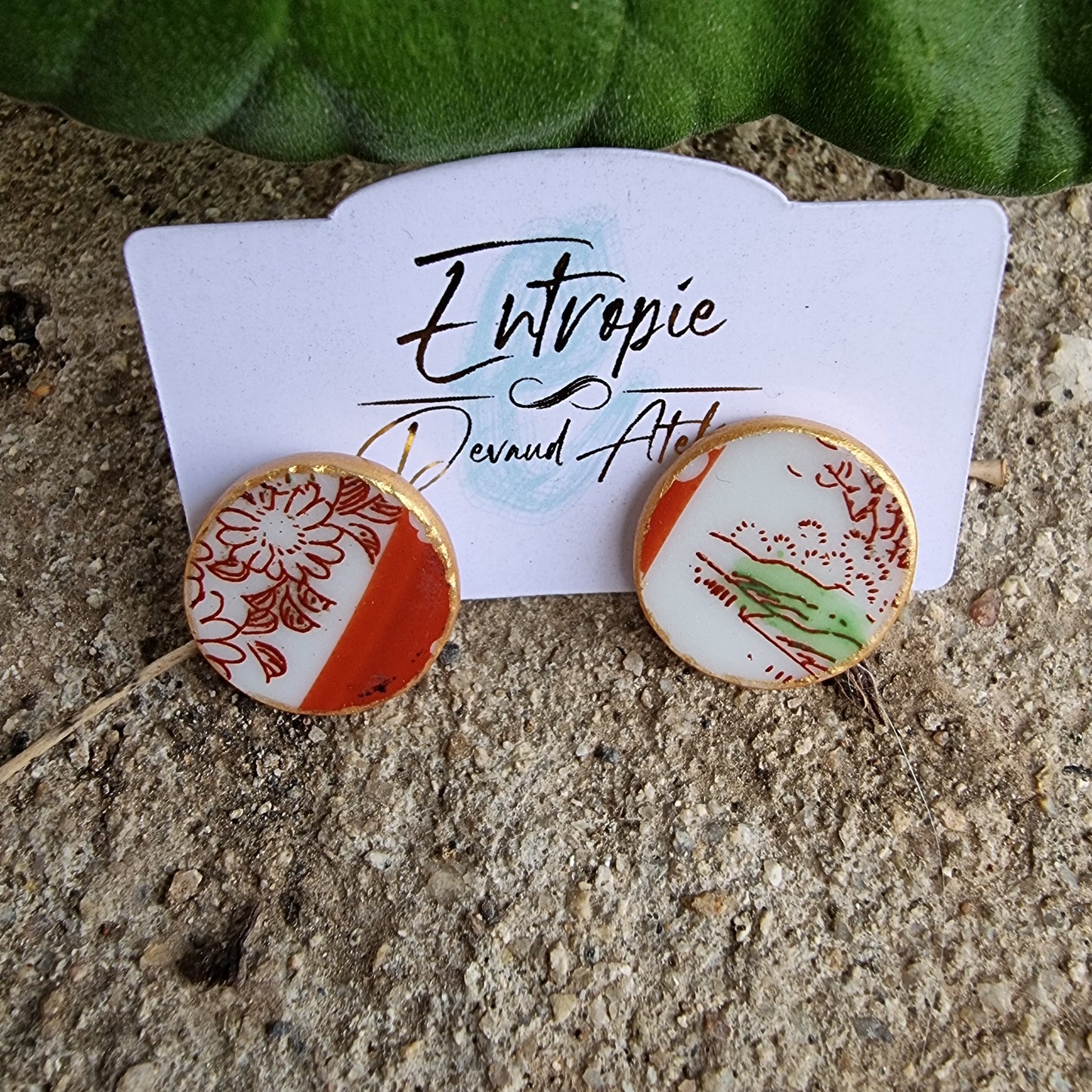 Aros stud, con trozos de porcelana japonesa pintada a mano.