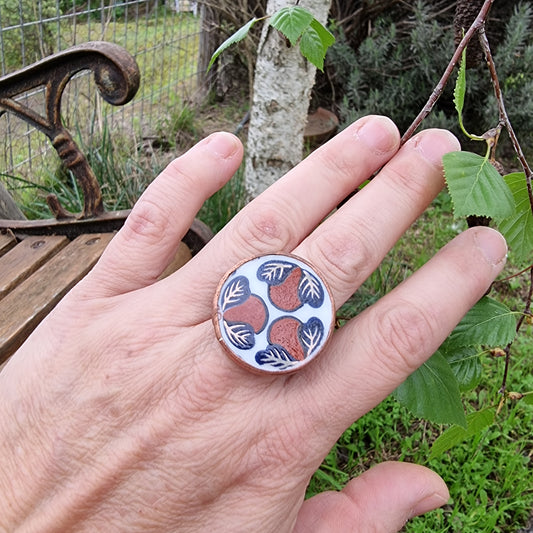Anillo de plata y cobre, con porcelana japonesa