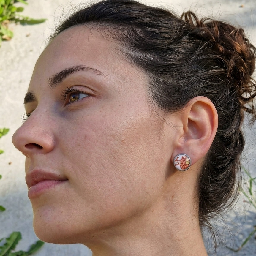 Aros stud, porcelana flores naranja, encapsulada
