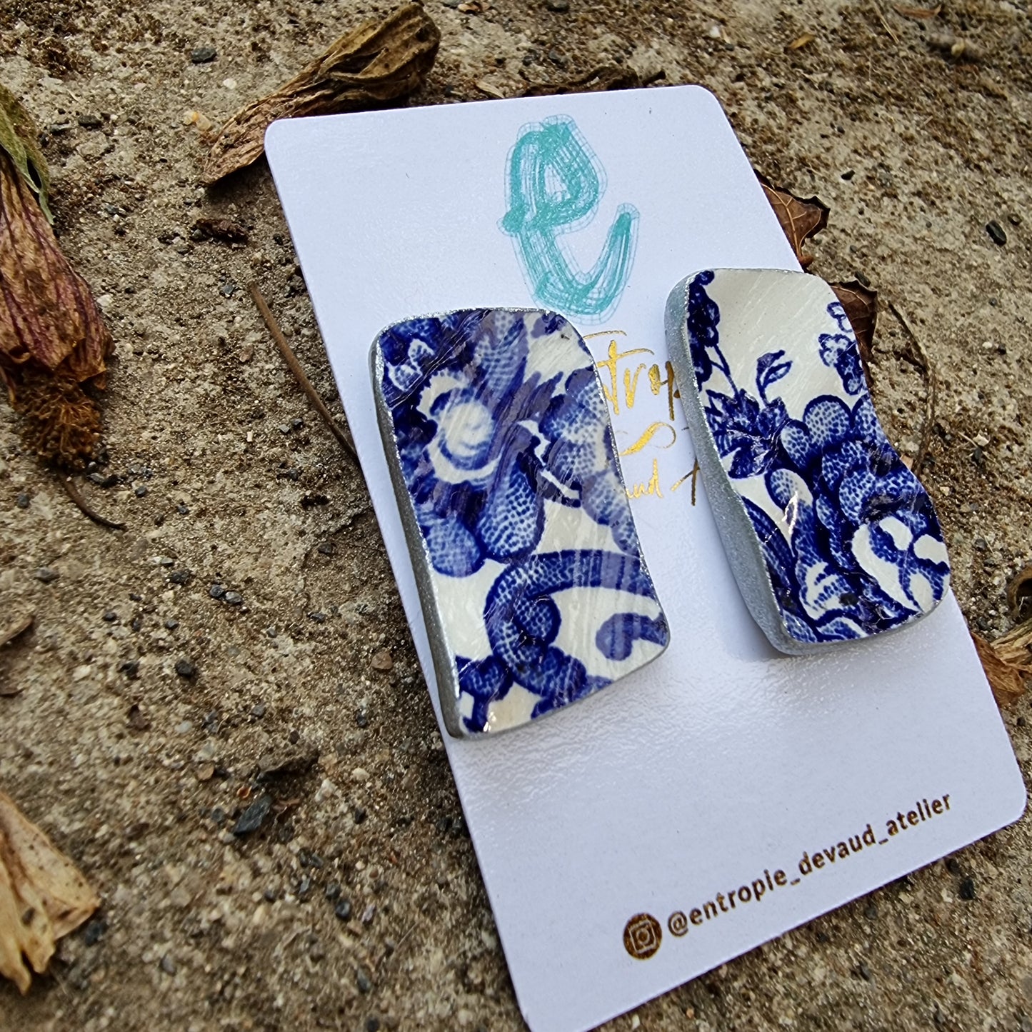 Aros stud, cerámica chilena con diseños florales azules.