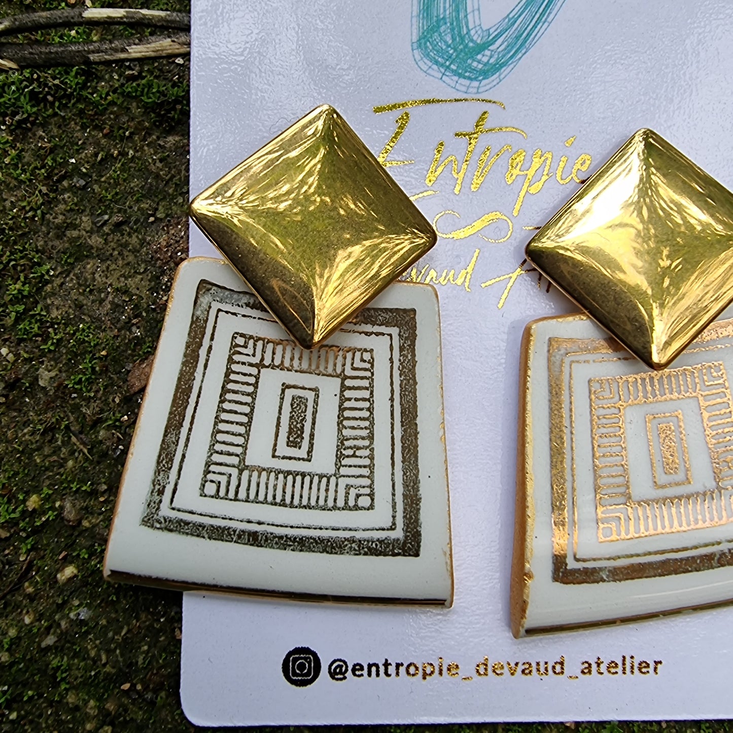 Aros en forma romboide, blanco y dorado