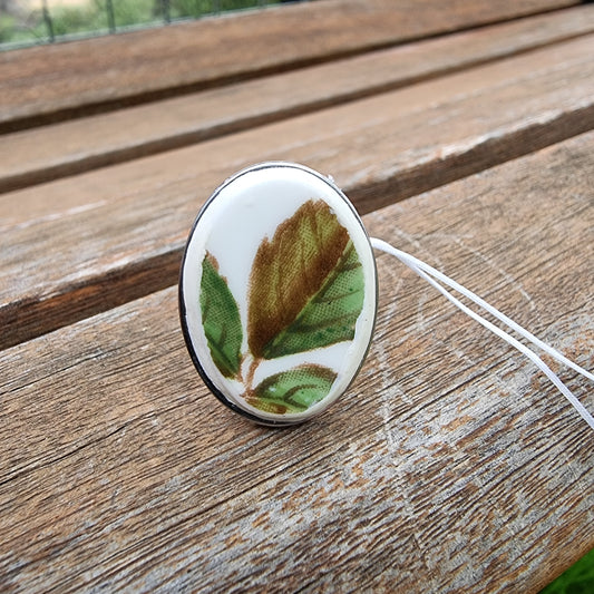 Anillo con diseño de hojas