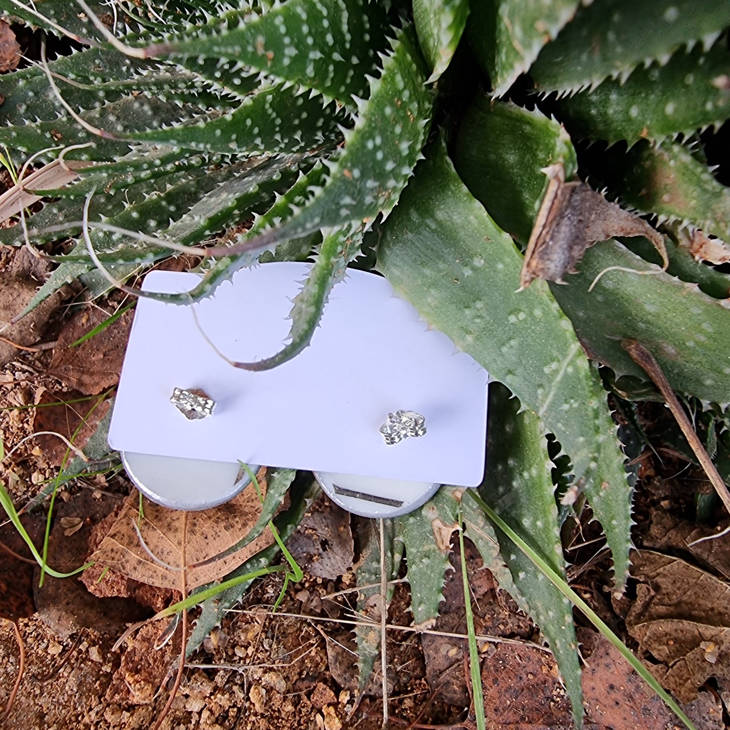 Aros stud, con trozos de porcelana japonesa, suaves diseños color plateado.