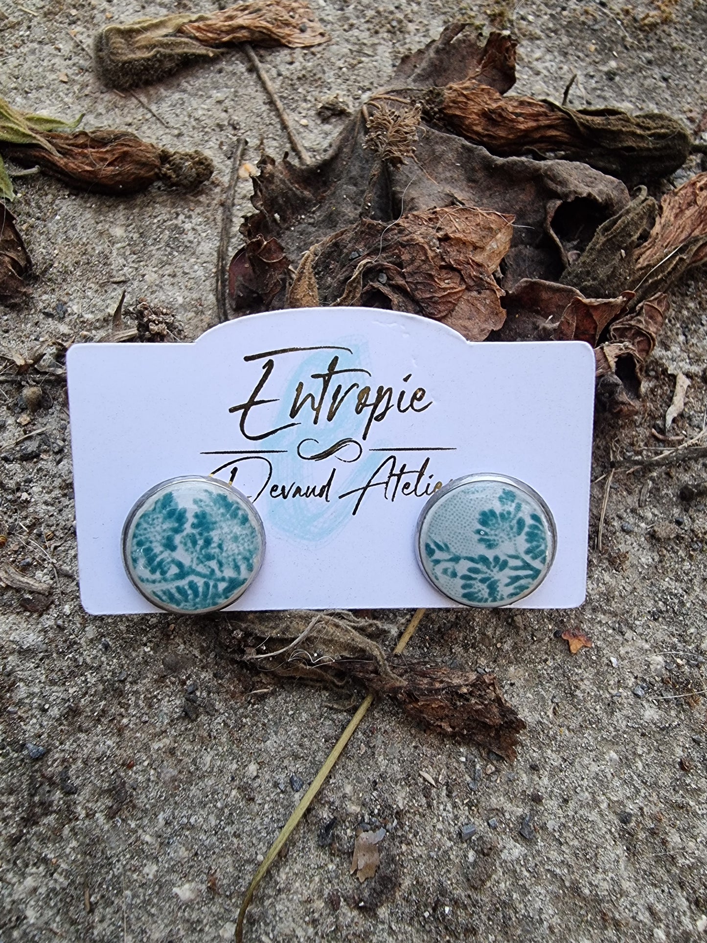 Aros stud, cerámica verde y blanco, encapsulada