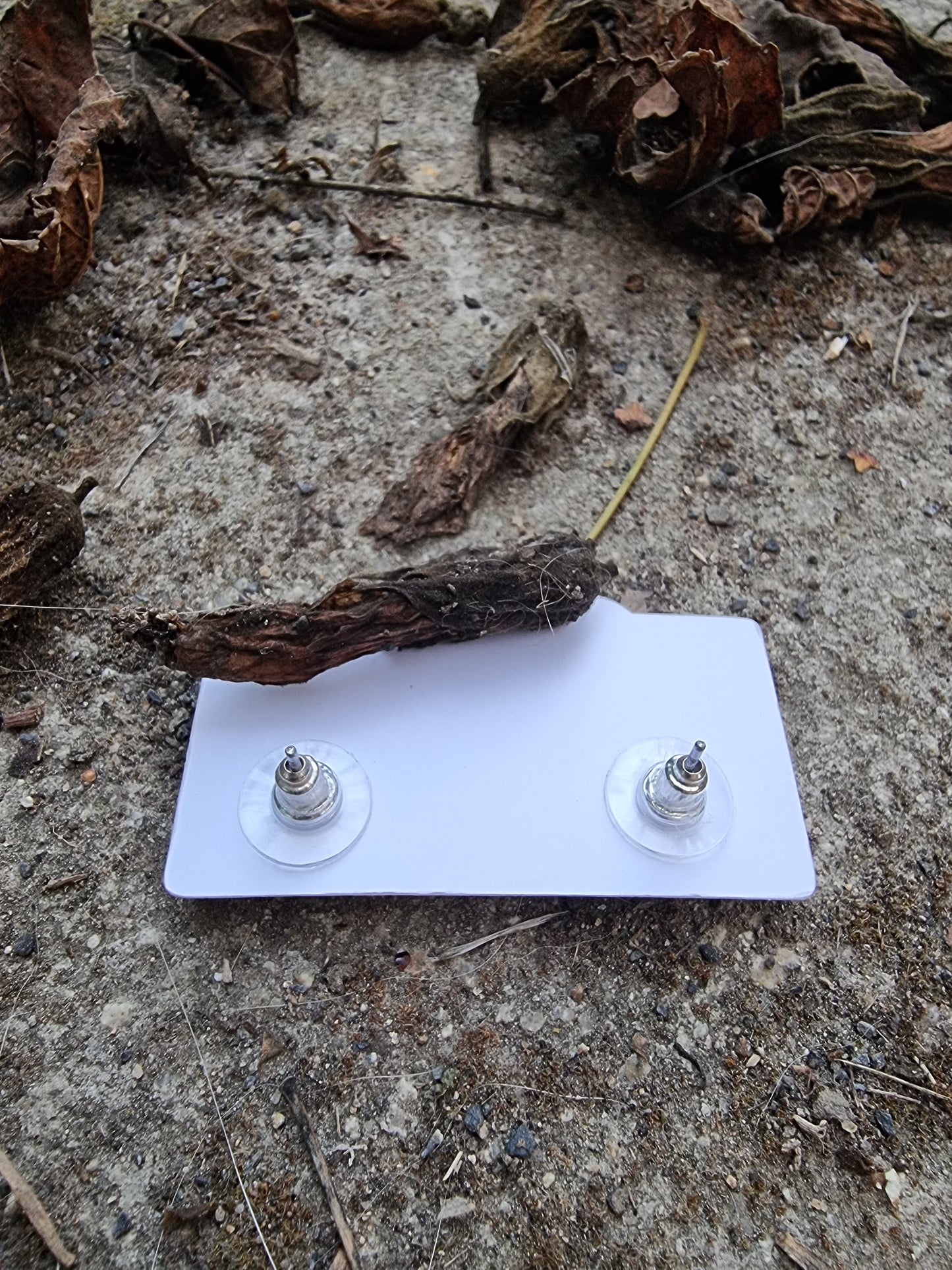 Aros stud, cerámica verde y blanco, encapsulada