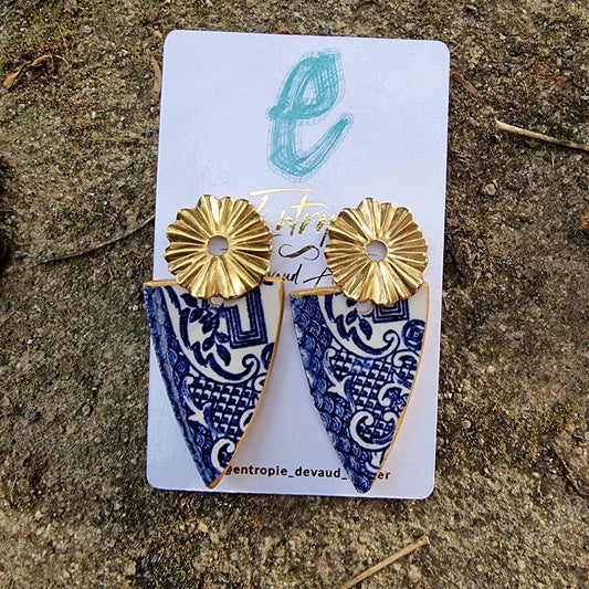 Aros hechos con trozos triangulares de cerámica Blue Willow