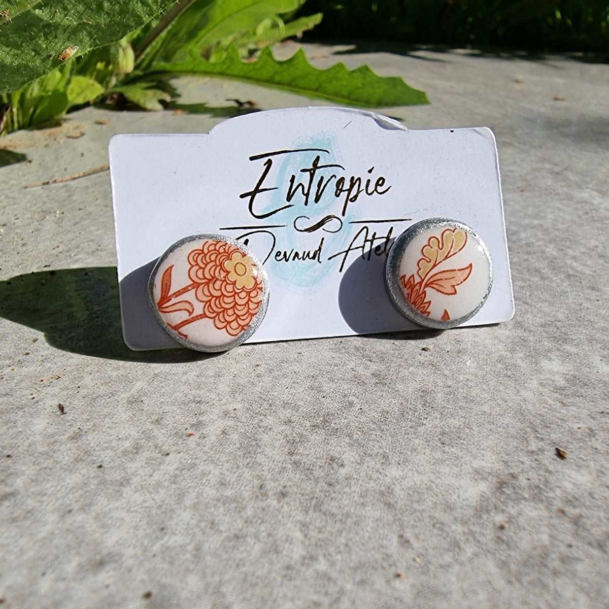 Aros stud, porcelana flores naranja, encapsulada
