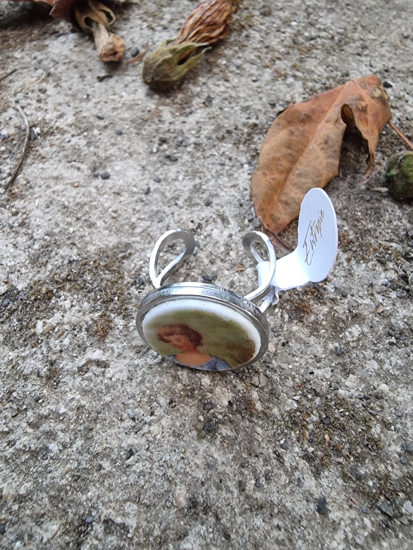 Anillo con trozo de porcelana francesa, imagen femenina.