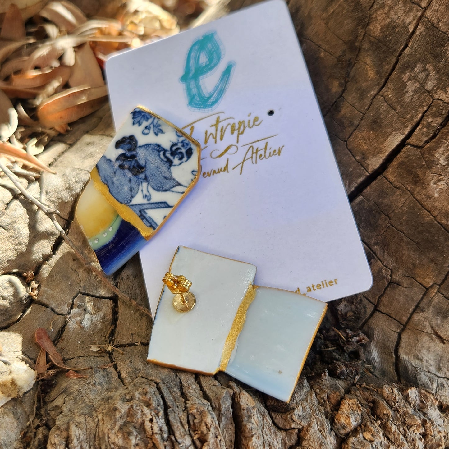 Aros hechos con trozos reutilizados de dos porcelanas, usando técnica de restauración kintsugi