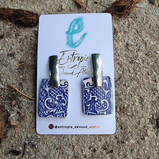 Aretes colgantes, cerámica Blue Willow, forma rectangular.
