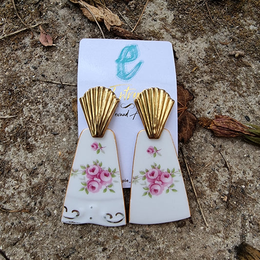 Aros largos con trozos de porcelana inglesa, diseño buquet floral, en forma trapezoide.
