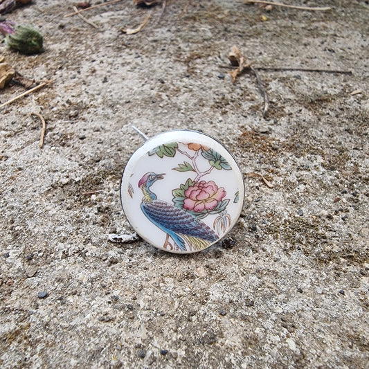 Anillo con base de acero, hecho con trozo de porcelana inglesa,  con ilustración de ave.