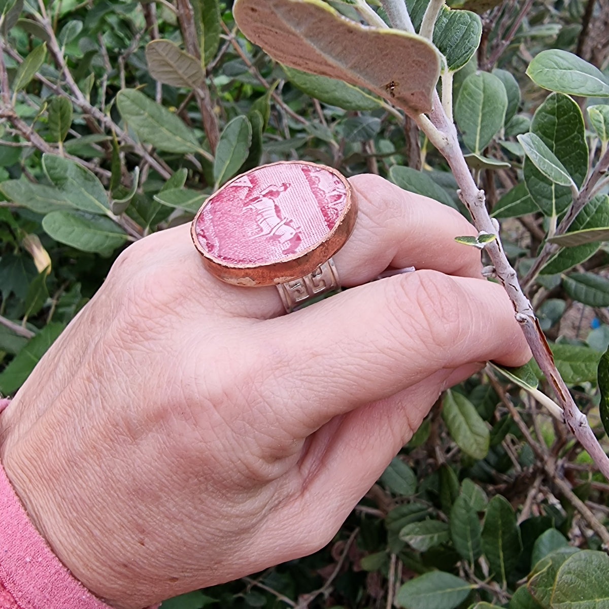 Anillo ovalado, con diseño campestre