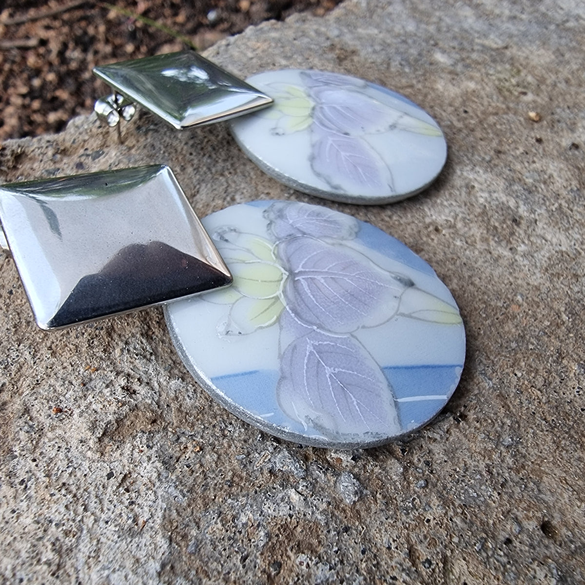 Aros porcelana japonesa, lirio colores suaves