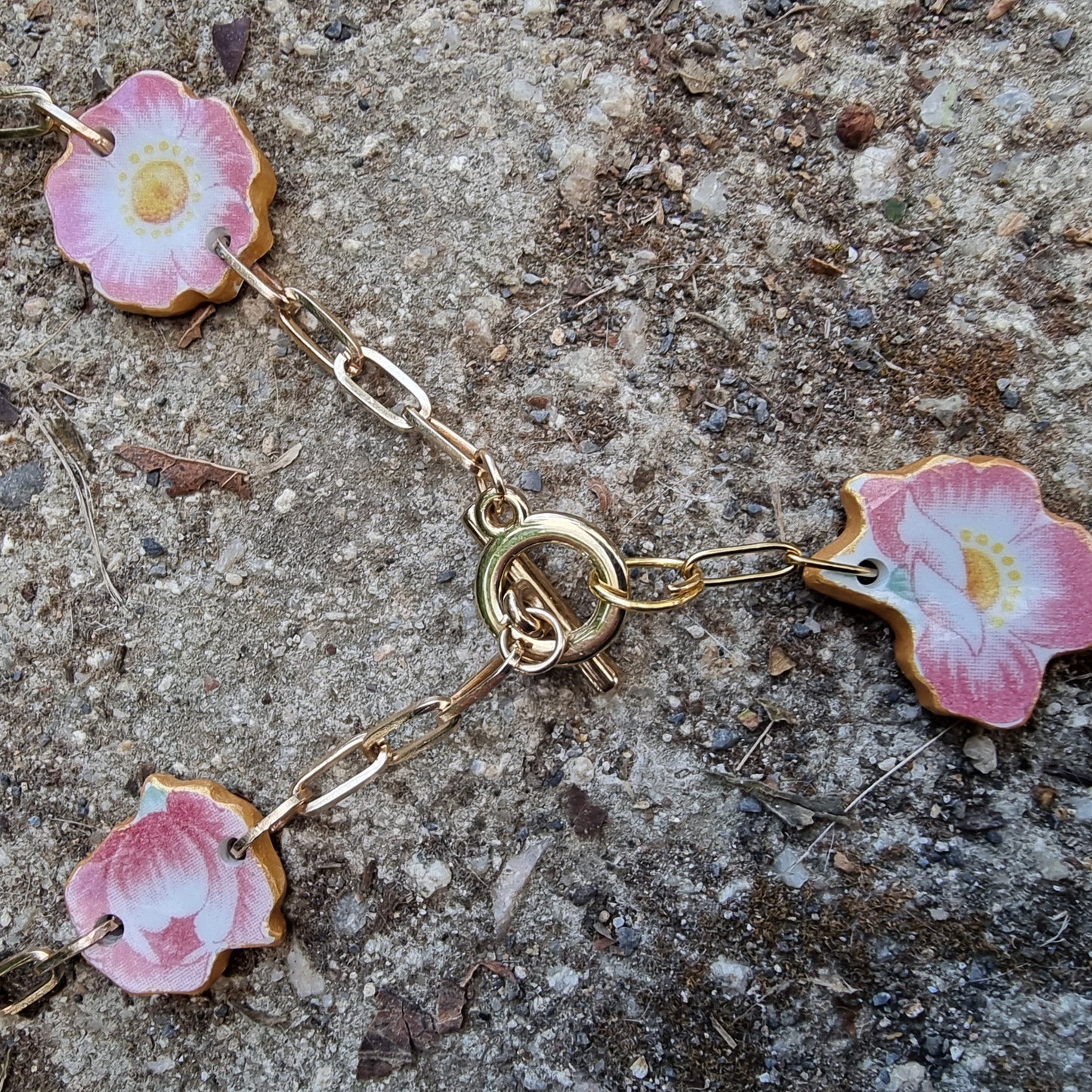 Collar con trocitos rescatados de cerámica, diseño flores y cadena de acero
