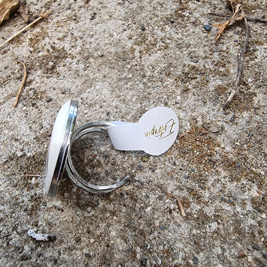 Anillo con base de acero, hecho con trozo de porcelana inglesa,  con ilustración de ave.