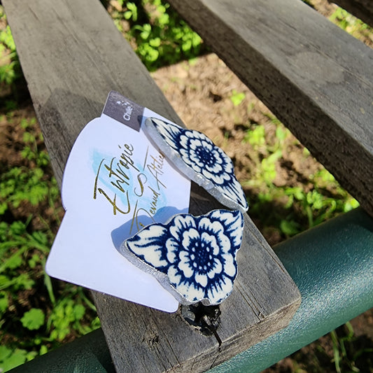 Aretes stud, con flor azul Lozapenco, bordes plateados