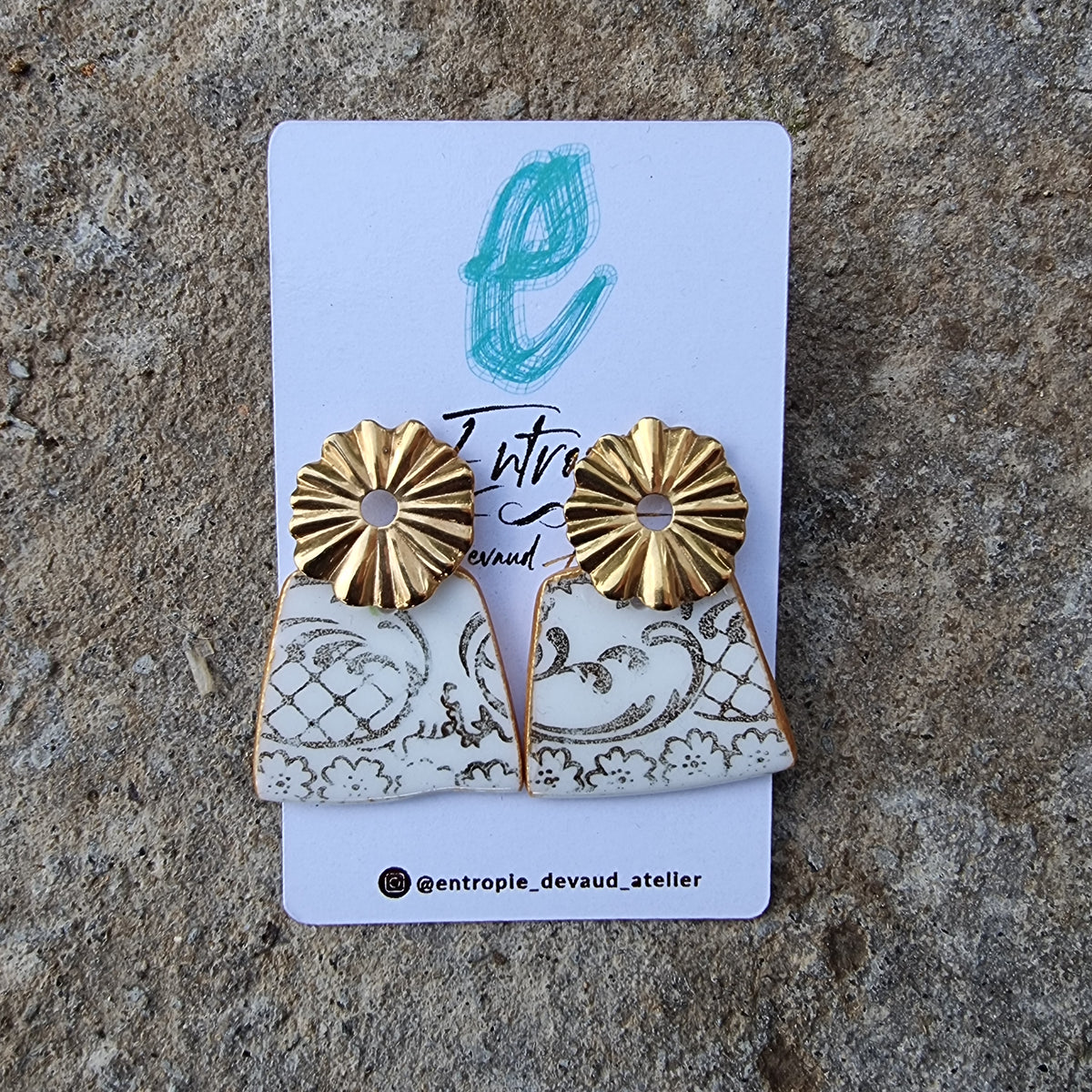 Aros porcelana diseño dorado